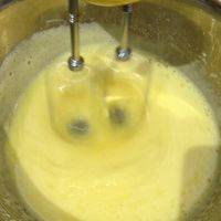 用打蛋器打好鸡蛋，分2次将细砂糖放进去打匀；加入牛奶，搅拌均匀；放入香蕉泥搅拌均匀。