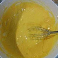 蛋黄打散，加入奶搅拌两下，再加入油搅拌两下，再加入盐搅拌两下，最后筛入低粉，用打蛋器以Z 字形手法抽动搅匀