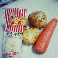 把土豆和胡萝卜洗净削皮。