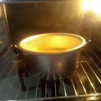 烤箱150℃预热，烤盘装水把模放在上面，上下火20分钟，然后关上火30分钟，取出水，再热5分钟，看上面上色情况，太白就把上火打开