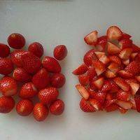 草莓用盐水泡洗干净，去蒂切成小块。