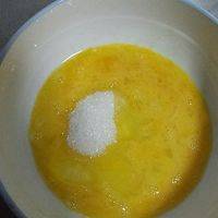 白砂糖分三次加入鸡蛋液搅拌均匀，加入牛奶搅拌均匀。
