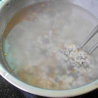 各种米混合在一起，加水用筷子搅拌洗2次就可以；
洗米不用搓哦~~