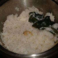 煮熟的米饭用汤匙翻拌均匀。
