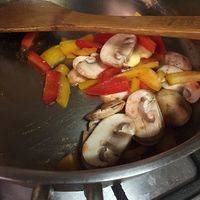 彩椒，口蘑放入锅内翻炒，使其出水，主要是让口蘑出水。