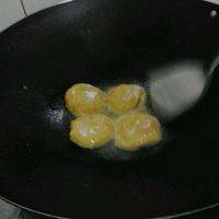 锅里热油煎或炸，皮用南瓜也可以。