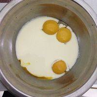 蛋清蛋白分别装入无水无油的盘子中，蛋黄加入酸奶，搅拌均匀即可，不要搅太久哇。