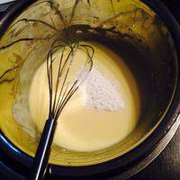 加入玉米淀粉 搅拌均匀 再用电打蛋器打至微发。