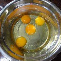 鸡蛋打进盘子里，蛋白蛋黄不分离。
