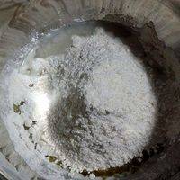 盆里先加入水，表面撒酵母，放置片刻后加入橄榄油、糖和面粉。