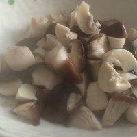 蘑菇煮熟后，捞出，沥水。