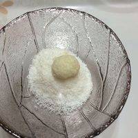 取一小块面团，搓成直径约2.5cm的小球，放入椰丝中均匀沾上椰丝。