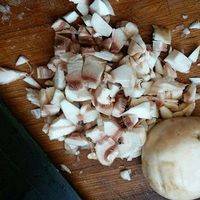 白蘑菇去根洗净切丁