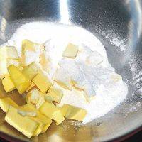 黄油软化后切小丁，倒入料理盆中加糖粉