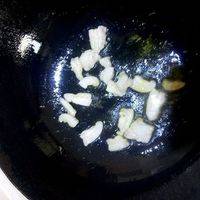 炒锅烧热下底油，把肥点的先炸出油来。