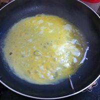 平底锅放油，摊平，把鸡蛋煎熟