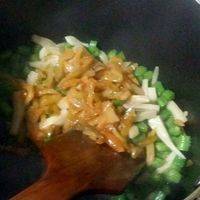 加入乌江榨菜炒均匀即可。