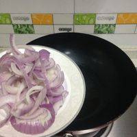将洋葱改刀下锅。