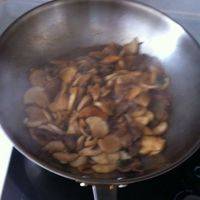 待肉煮一俩分，加入杏鲍菇，翻炒数分钟，收汁装盘
