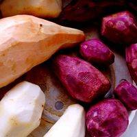 将红薯紫薯芋头去皮蒸熟