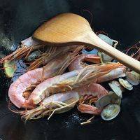 把虾和花蛤一起过油炒一下，提香去腥，炒1～2分钟就行了