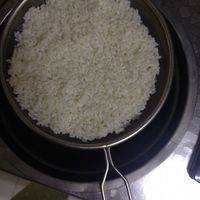 将适量的大米用水浸泡半小时（大米最好少弄点）