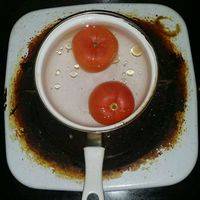 番茄下锅煮开，为下一步扒番茄皮做准备！