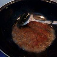5.炒好的郫县豆瓣放少许水，再放两勺大骨汤