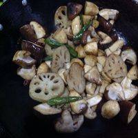 把蔬菜芋头，藕，香菇依次放入锅中翻炒，可以放少许老抽上色，炒均匀后锅盖盖上焖五分钟