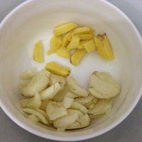 切好大蒜子生姜