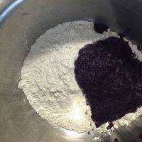 将做好的紫甘蓝牛肉汁与面粉混合，建议面粉的量由少增多，先放入少量面粉，慢慢混合。