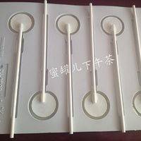 我配方的量可以做六个波板糖的一半部分 是足够这六个倒入模具的六分满 做好这之前的步骤后 要重复最开始的熬糖步骤  可以观察一下你制作好的前一半 如果占了模具的三分之二 那么你第二次熬糖时数量就减少 40糖配4g水就可以了 实在担心不够用 就50g糖配5g水 这足够了