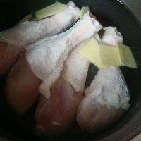 腌制好的鸡腿，放入锅中，添加清水，水量漫过鸡腿即可，生姜片可放可不放。开火~水开后立刻关火，闷至一个半小时（全程锅盖一定要盖严，中途切不可掀开锅盖。）