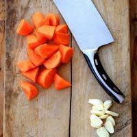 胡萝卜去皮、切滚刀块，蒜去皮、切片；