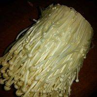 金针菇洗好把尾巴不能吃的切掉，