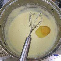 分别打入4个鸡蛋，打入一个搅拌均匀。