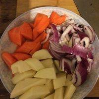 这是配菜，土豆和胡萝卜切滚刀块。你不知道滚刀块是神马？那就任性点来，随便切成什么块。洋葱也随意，块状条状都可以。