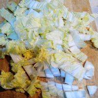 土豆削皮，切丝(或者切片)，白菜取几片洗干净切好，芹菜(可无)一根洗净切碎