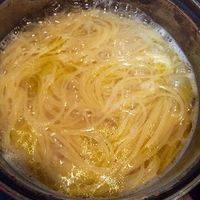 煮意粉时加点橄榄油，这样会根根分明不粘。