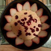 取几颗草莓对半切开如图摆在海绵蛋糕底上，因为是奶油草莓所以颜色不美貌
