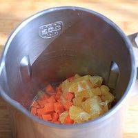 把橙子和胡萝卜倒在豆浆机内（当然，这活儿料理机也能干）。