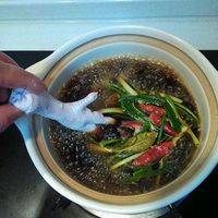 水烧开了以后 把泡干净的鸡爪依次放进砂锅里面 如果不是用砂锅，普通铁锅也一样。